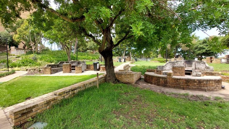 1 Bedroom Property for Sale in Loevenstein Western Cape